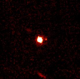 2003 UB313 alias Xena befindet sich im Zentrum des Bildes und der kleine Mond Gabrielle befindet sich auf drei Uhr.