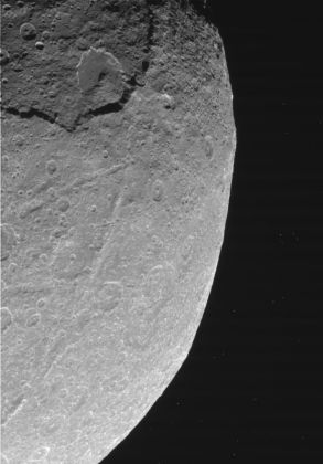 Oben im Bild eine riesige Wallebene, deren Boden mit zahlreichen kleineren Kratern bedeckt ist. Die riesige Verwerfung scheint in der Nähe dieser Wallebene ihren Ausgang zu haben.