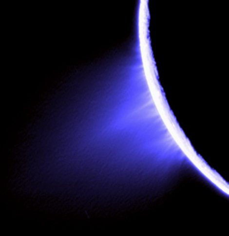 Jets feiner Eispartikel in der Südpolregion von Enceladus