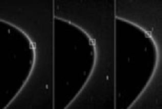 Der vor kurzem entdeckte Kleinmond in einem Ringbogen von Saturn