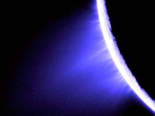 Jets feiner Eispartikel, die in der Südpolregion des Enceladus ausgestoßen werden.