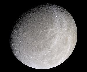 Saturns Mond Rhea, aufgenommen 2005 von der Raumsonde Cassini.