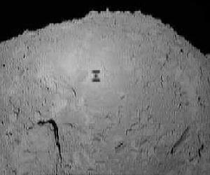 Schatten von Hayabusa auf dem Asteroiden Itokawa
