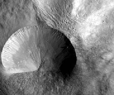 Die Aufnahme zeigt einen jungen, 15 km großen Krater auf Vesta.  
