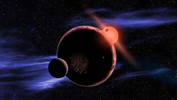 Planet mit zwei Monden um einen Roten Zwergstern