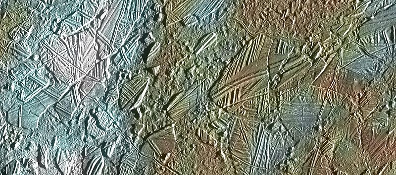Das von der Raumsonde Galileo aufgenommene Bild zeigt die zerbrochene Eiskruste der Conamara-Region auf Europa