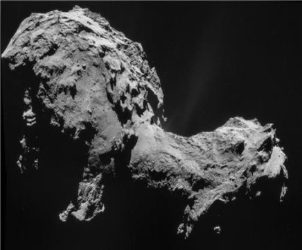 Ein „Portrait“ des Kometen 67P/Churyumov-Gerasimenko vom September 2014 mit Rosettas Kamerasystem, als die Raumsonde nur 28 km vom Kometen entfernt war und das Massenspektrometer ROSINA Daten sammelte.