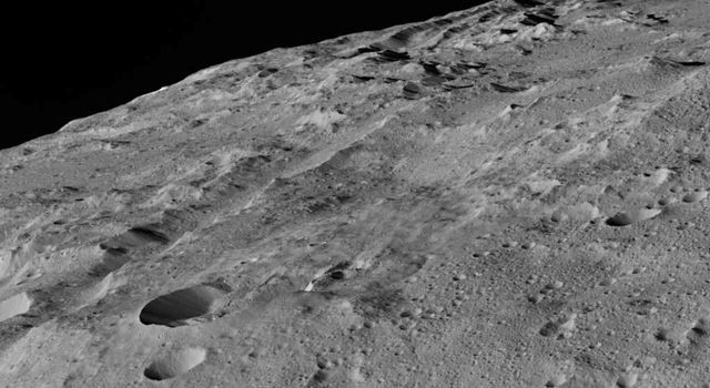 Die Kraterkette Gerber Catena auf Ceres.