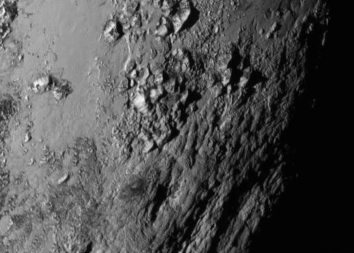 Eine neue Nahaufnahme von der Äquatorregion Plutos liefert eine große Überraschung. Eine Gebirgskette mit bis zu 3 500 m hohen Gipfeln, die wahrscheinlich nicht älter als 100 Millionen Jahre ist.