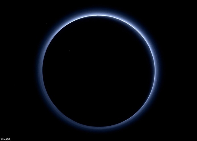 Plutos Dunstschicht wurde mit der Ralph/Multispectral Visible Imaging Camera aufgenommen. Für das Farbbild wurden Aufnahmen im roten, blauen und infrarotem Spektrum übereinander gelegt.