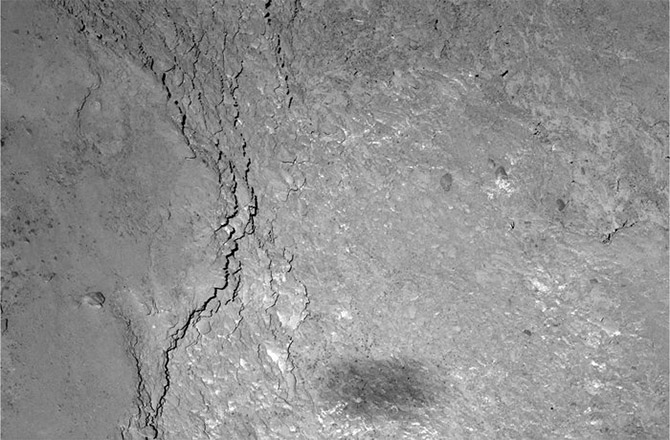 Dies ist eine Nahaufnahme vom 14. Februar 2015. Sie wurde die mit der OSIRIS-	Schmalwinkelkamera von einem 228 Meter großen Bereich gemacht, der sich in der Region Imhotep auf Komet 67P/CG befindet.