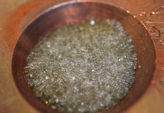 Eine Nahaufnahme von Salzkörnern die sich durch Strahlung verfärbt haben.