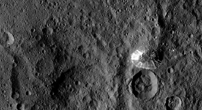 Die Raumsonde Dawn entdeckte diesen hohen kegelförmigen Berg auf Ceres aus einer Entfernung von 1470 Kilometern. Der Berg ist 6 Kilometer hoch und befindet sich auf der Südhemisphäre des Zwergplaneten.