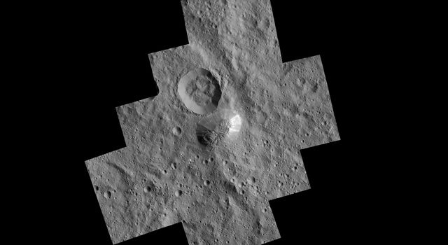 Der mysteriöse Berg Ahuna Mons ist auf diesem Mosaikbild zu erkennen. Die Aufnahmen stammen aus der niedrigsten Umlaufbahn der Raumsonde Dawn.