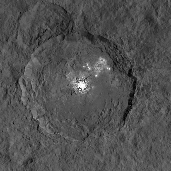 Dieses von der Raumsonde Dawn in der Umlaufbahn um den Zwergplaneten Ceres aufgenommene Bild zeigt die sehr hellen Flecken im Krater Occator und anderswo.