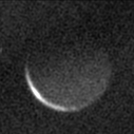 Die Raumsonde New Horizons nahm dieses Bild von der Nachtseite des größten Plutomondes Charon am 17 Juli 2015 auf.
