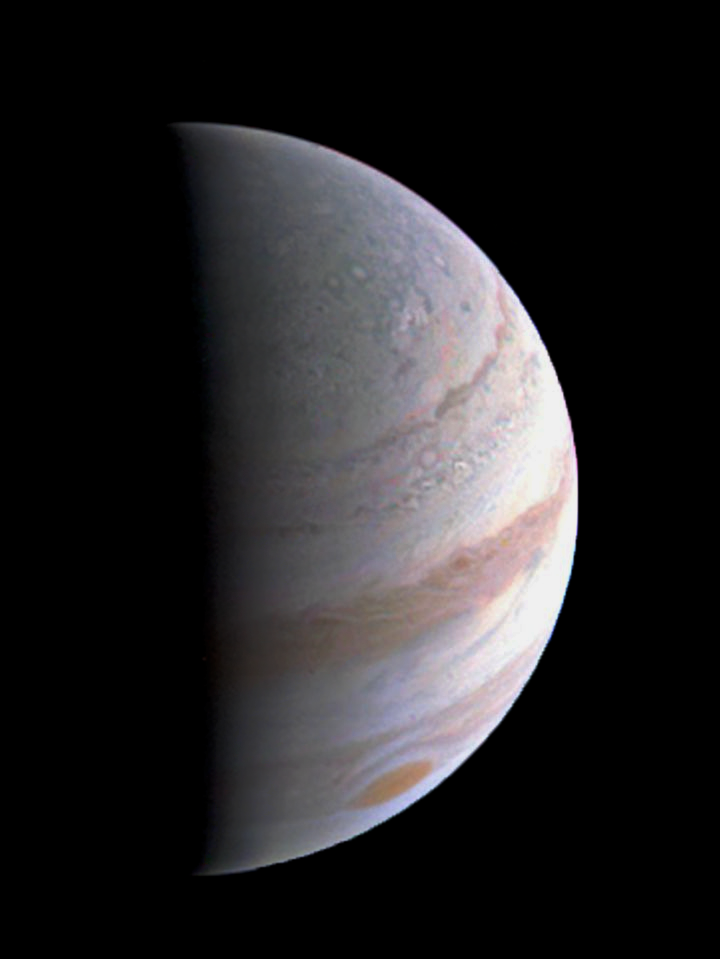 Die Raumsonde Juno nahm dieses Foto von Jupiter etwa zwei Stunden vor dem Perijovum aus einer Entfernung von 703 000 Kilometern um 04:45 UTC am 27. August 2016 auf. Die Sonde flog noch über Jupiters Nordpol.