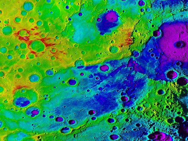 Merkurs Great Valley ist der dunkelblaue Streifen über der Mitte des Bildes.