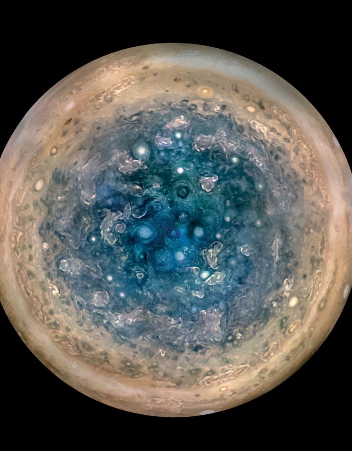 Dieses Bild zeigt Jupiters Südpol, gesehen von der Raumsonde Juno aus einer Höhe von 52 000 Kilometern.