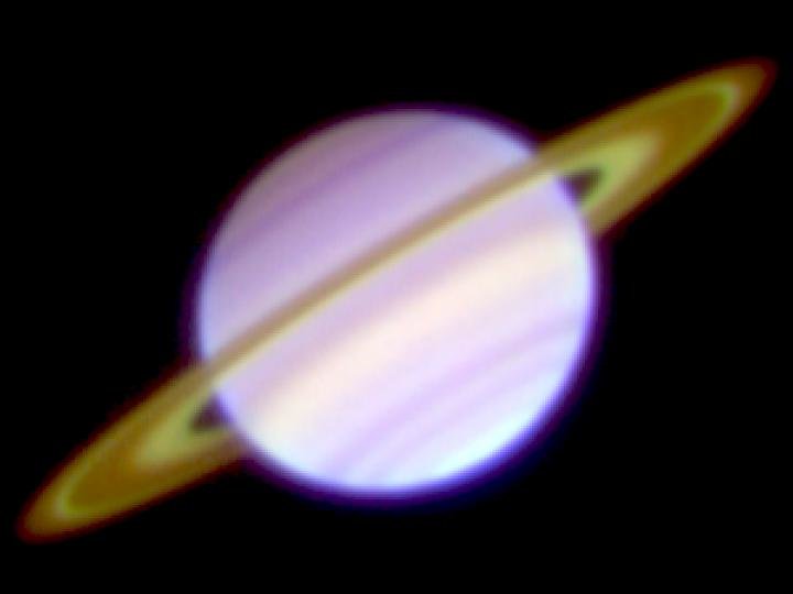 Ein aus drei Farben zusammengesetztes Bild vom Saturn im mittleren Infrarot