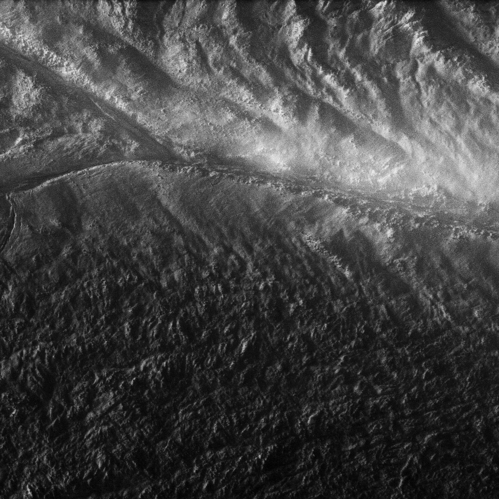 Cassinis Blick nach unten in einen aktiven „Tiger-Streifen“. Aufnahme vom August 2010.