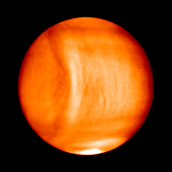 Eine massive Bugwelle wird auf einem Infrarotbild in der oberen Atmosphäre der Venus sichtbar. 