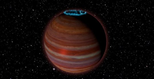 Künstlerisches Konzept von SIMP J01365663+0933473, einem Objekt mit 12,7-facher Jupitermasse, aber einem 200-mal stärkeren Magnetfeld als Jupiter. Dieses Objekt ist 20 Lichtjahre von der Erde entfernt. Bild: Caltech/Chuck Carter; NRAO/AUI/NSF
