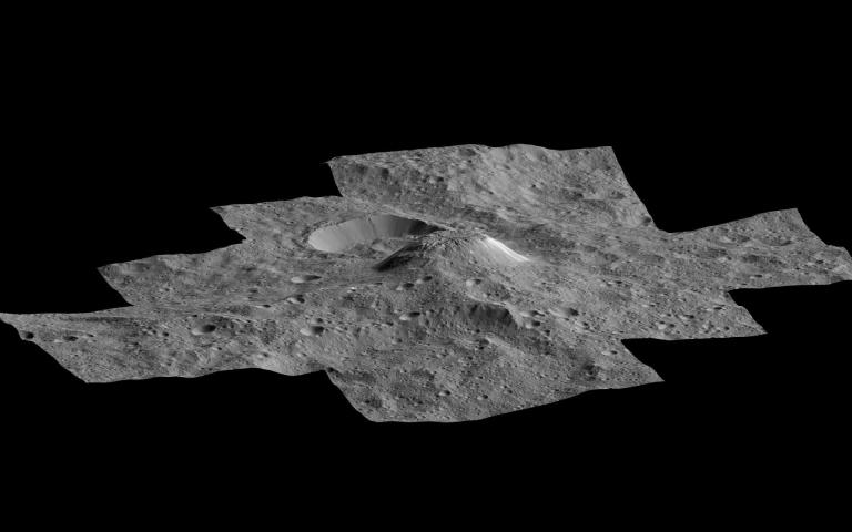 Der mysteriöse Eisvulkan Ahuna Mons erhebt sich über die Landschaft von Ceres. Bild: NASA/JPL/DAWN MISSION