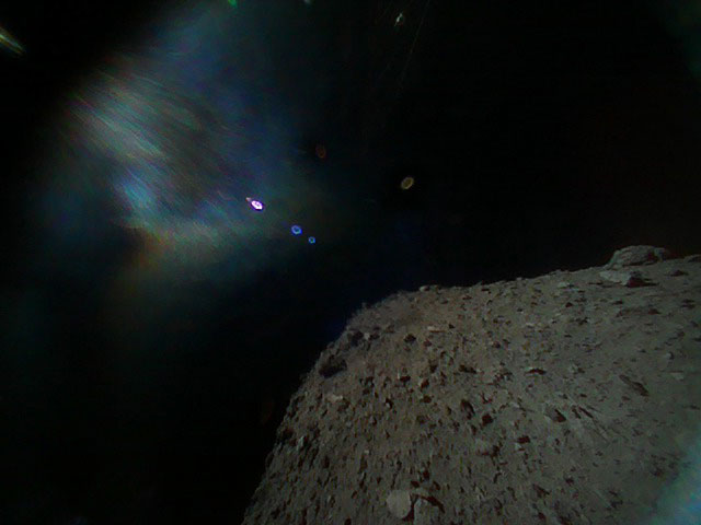 Dieses Farbfoto vom Asteroiden Ryugu wurde vom Rover-1B am 21. September um ca. 13:07 JST, also kurz nach der Abkoppelung aufgenommen. Bild: JAXA