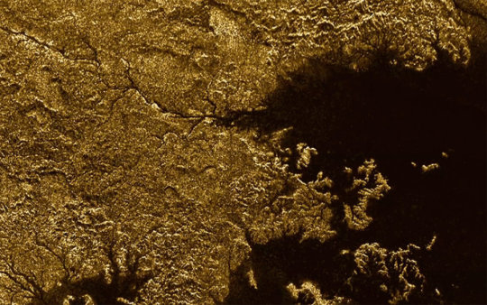 Saturns größter Mond Titan, hat Strukturen auf seiner Oberfläche wie zum Beispiel tiefe, steil abfallende Schluchten, die der Erdgeologie ähneln. Bild: Cassini/NASA/JPL