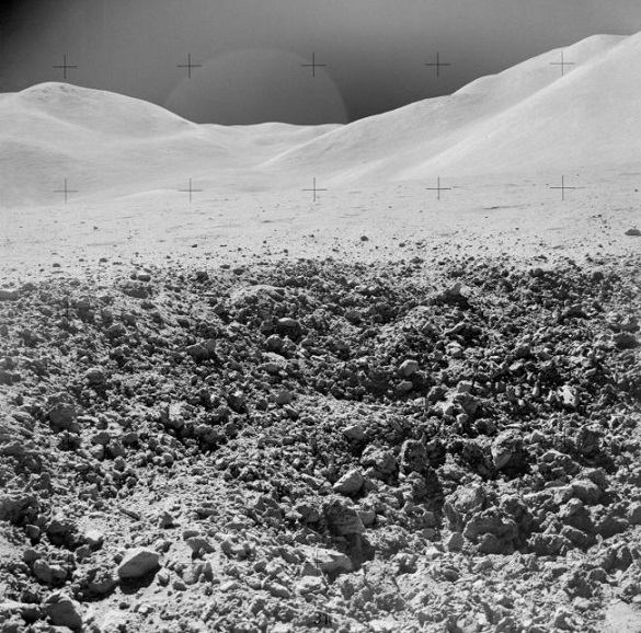 Nahaufnahme eines Teils von einem „relativ frischen“ Krater auf dem Mond. Bild: NASA/JSC