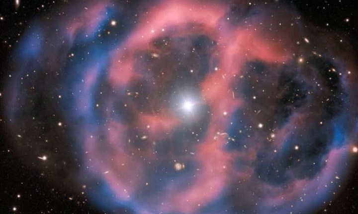 Die Nebelreste eines toten Riesensterns umgeben den verbleibenden Rest eines einstigen O-Sterns, eine andere Art von heißem Unterzwerg. Credit: ESO
