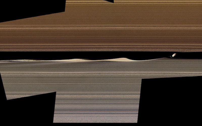 Daphnis, einer der in die Saturnringe eingebetteten Monde und die Wellen, die der Mond in der Keeler-Lücke verursacht. Bild: NASA/JPL-Caltech/Space Science Institute