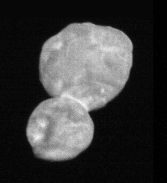 2014 MU69 (Spitzname Ultima Thule). Aufgenommen am 1. Jänner 2019, 5:01 UT, 30 Minuten vor der größten Annäherung, aus einer Entfernung von 28 000 Kilometer. Bild: NASA/Johns Hopkins University Applied Physics Laboratory/Southwest Research Institute.