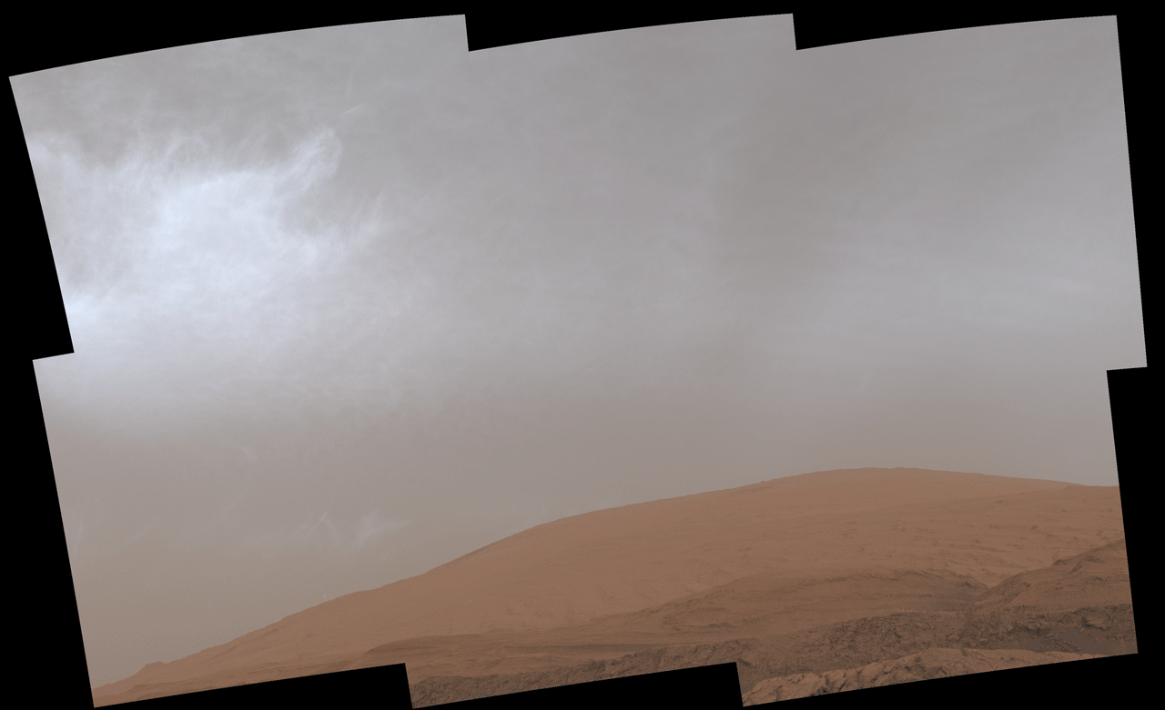 Curiosity zeigt dahinziehende Wolken über dem Mount Sharp. Credit: NASA/JPL- Caltech/MSSS.