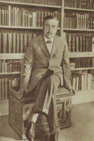 Hugo von Hofmannsthal in seiner Bibliothek.