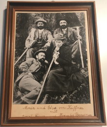 Fotografie von Moriz und Elsa von Kuffner mit Joseph Furrer und Alexander Burgener, Zermatt, Ende 19. Jh. (Matterhorn Museum - Zermatlantis Z 768)